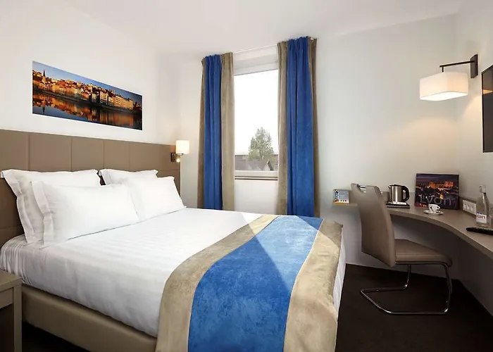 Kyriad Lyon Est Stadium Eurexpo Hotel 3*