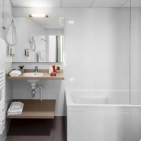 Kyriad Lyon Est Stadium Eurexpo Hotel 3*