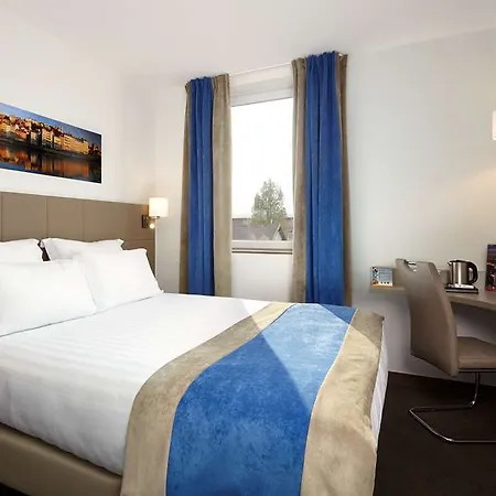 Kyriad Lyon Est Stadium Eurexpo Hotel 3*