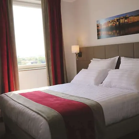 Отель Kyriad Lyon Est Stadium Eurexpo 3*